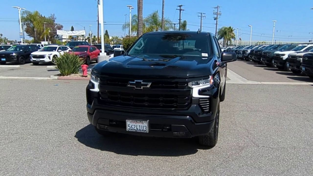 Used 2023 Chevrolet Silverado 1500 RST w/ Z71 Off-Road Package AWD/4WD image 3