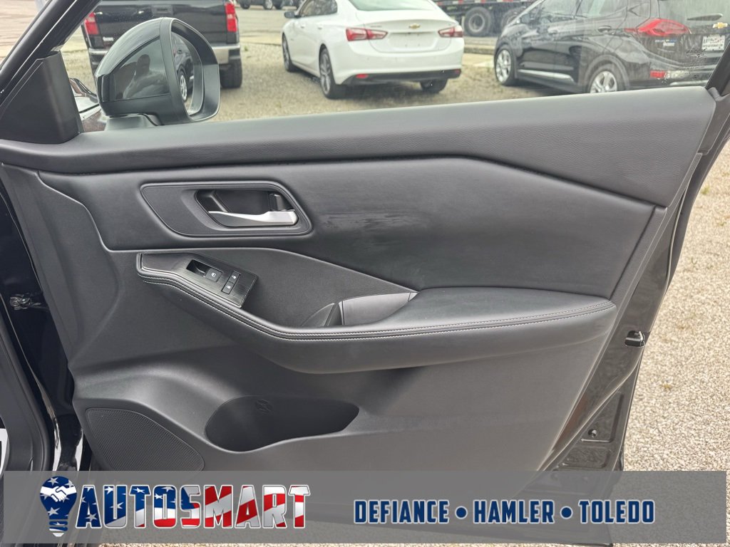 Used 2025 Nissan Rogue SV image 30