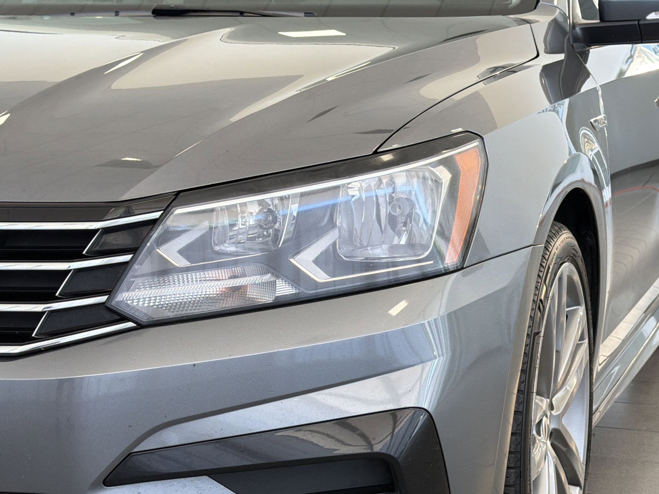 Used 2018 Volkswagen Passat 2.0T R-Line image 11