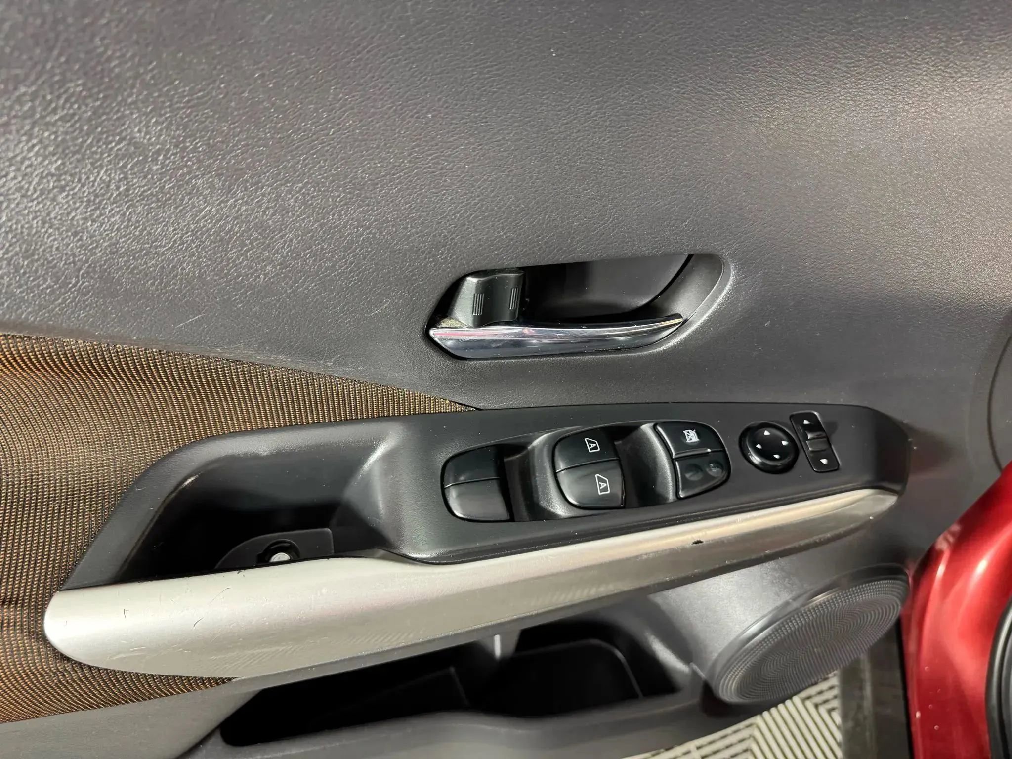 Used 2020 Nissan Kicks SR image 36