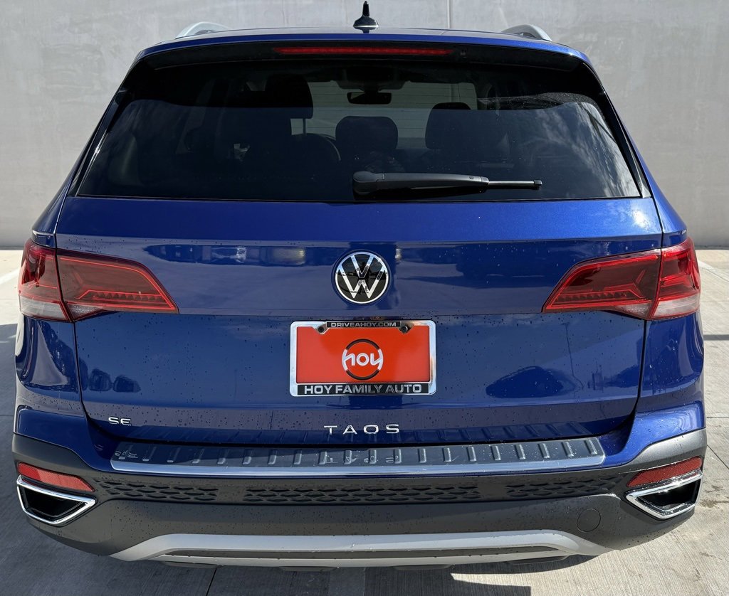 Certified 2024 Volkswagen Taos SE image 4