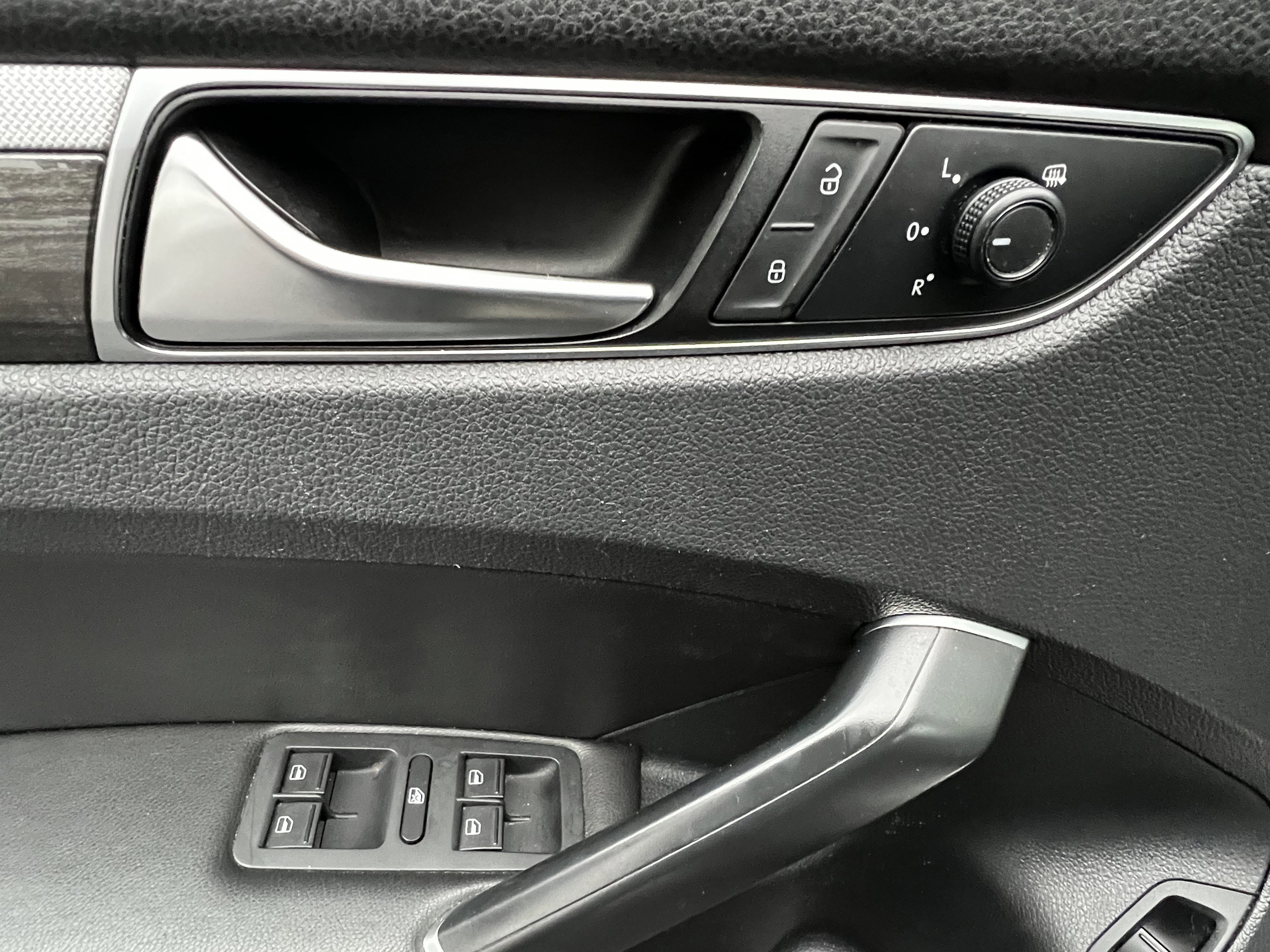 Used 2018 Volkswagen Passat 3.6 SEL Premium image 14