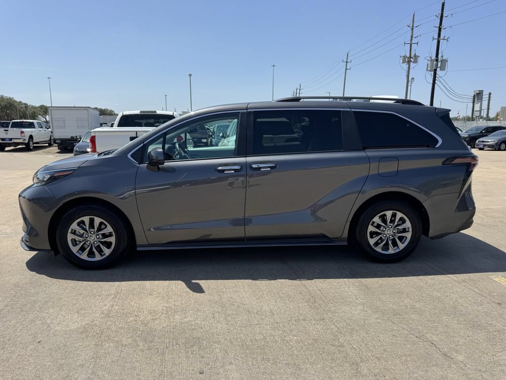 Used 2025 Toyota Sienna XLE FWD image 4