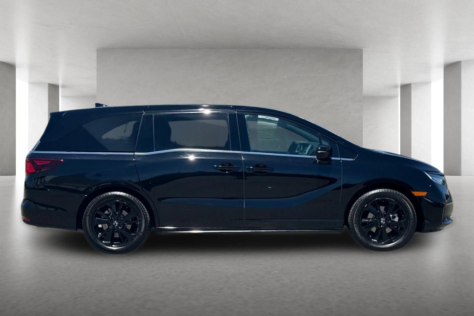 Used 2023 Honda Odyssey Sport image 3