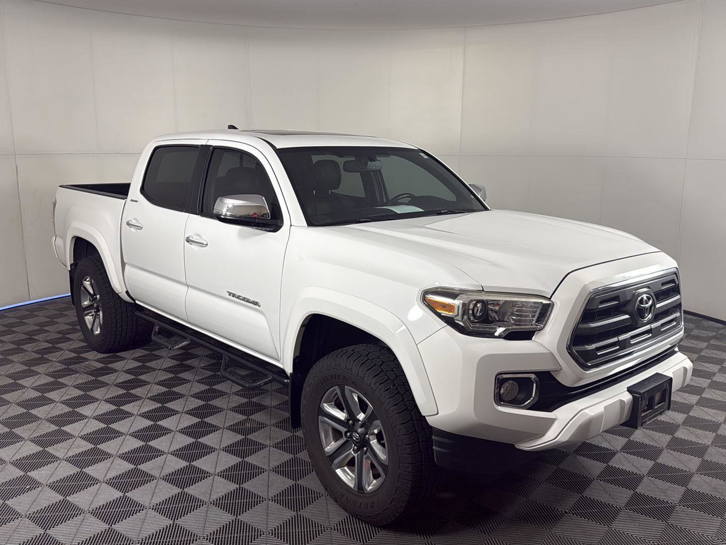 Used 2016 Toyota Tacoma Limited w/ Towing Package image 2