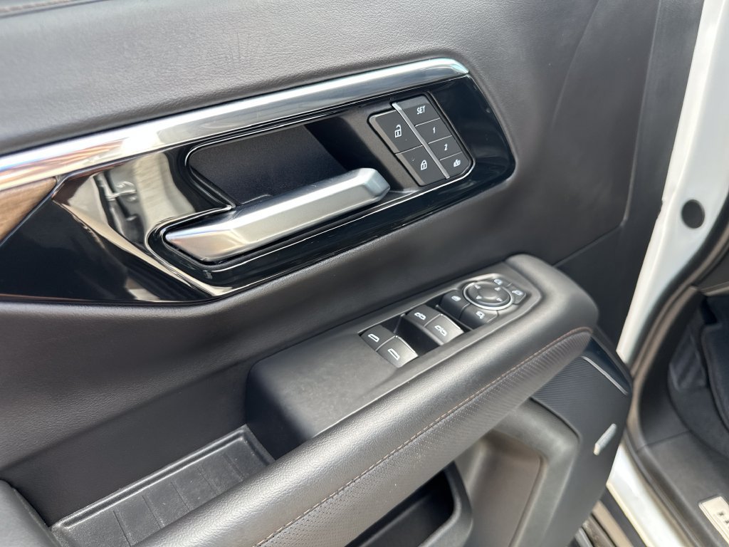 Used 2025 Chevrolet Tahoe High Country AWD/4WD image 16