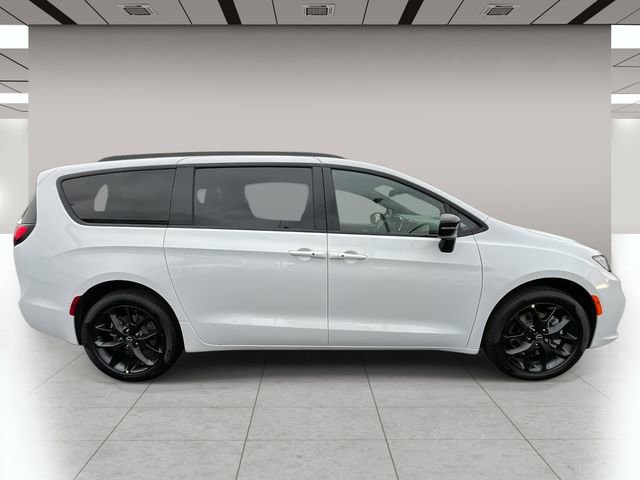 New 2026 Chrysler Pacifica Limited w/ S Appearance Package AWD/4WD image 2