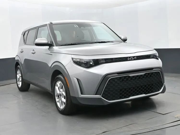 Used 2025 Kia Soul LX w/ LX Technology Package FWD image 2
