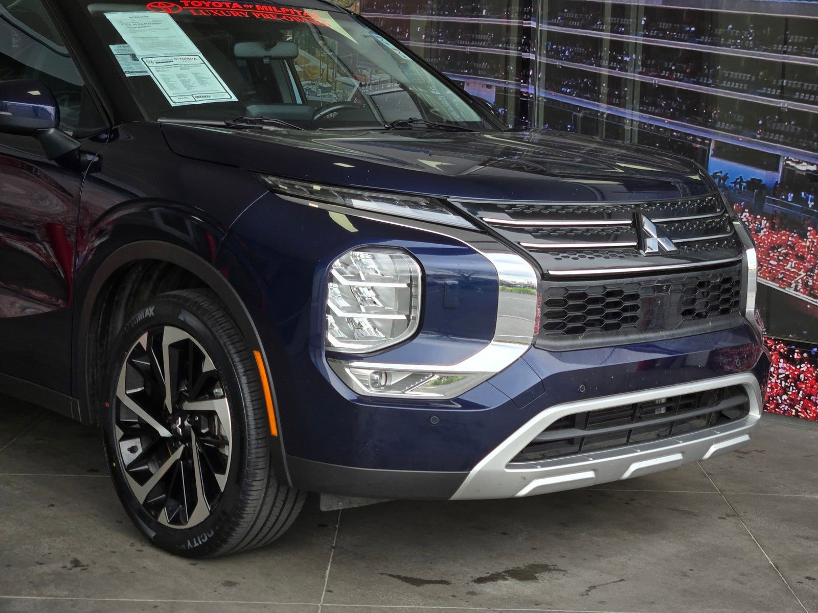 Used 2024 Mitsubishi Outlander SE Black Edition image 2