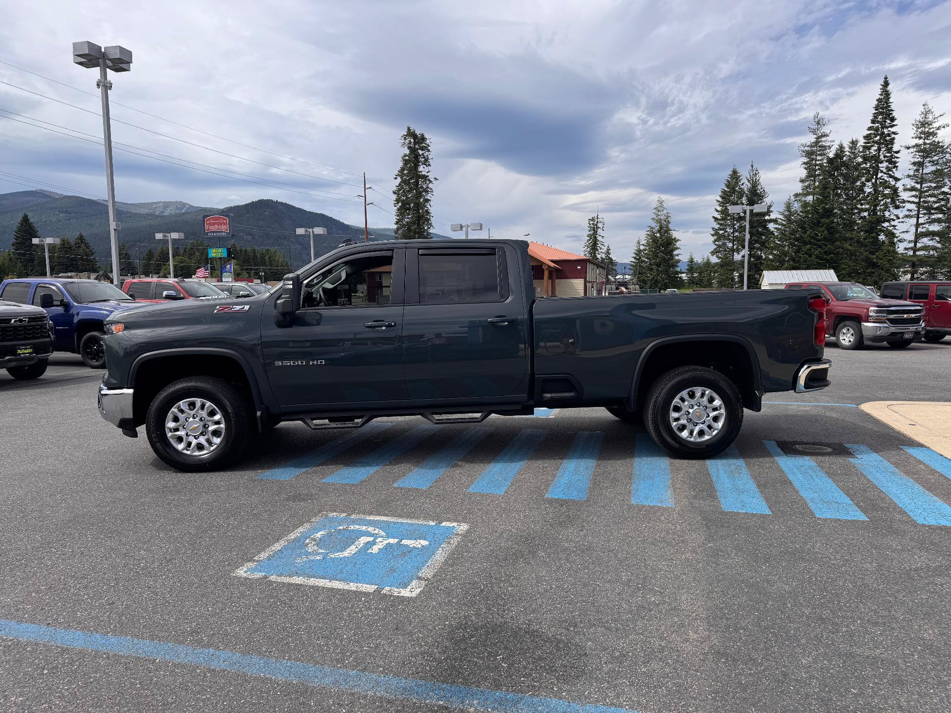 Used 2025 Chevrolet Silverado 3500 LT w/ Convenience Package AWD/4WD image 4