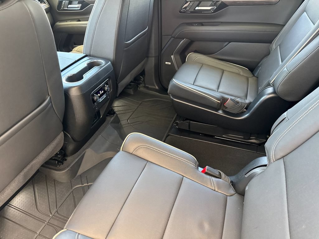 Used 2025 Chevrolet Suburban Premier RWD image 12