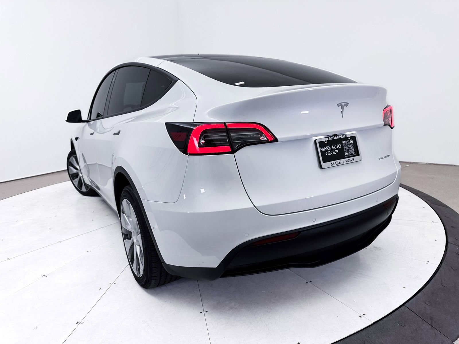 Used 2022 Tesla Model Y Long Range image 19