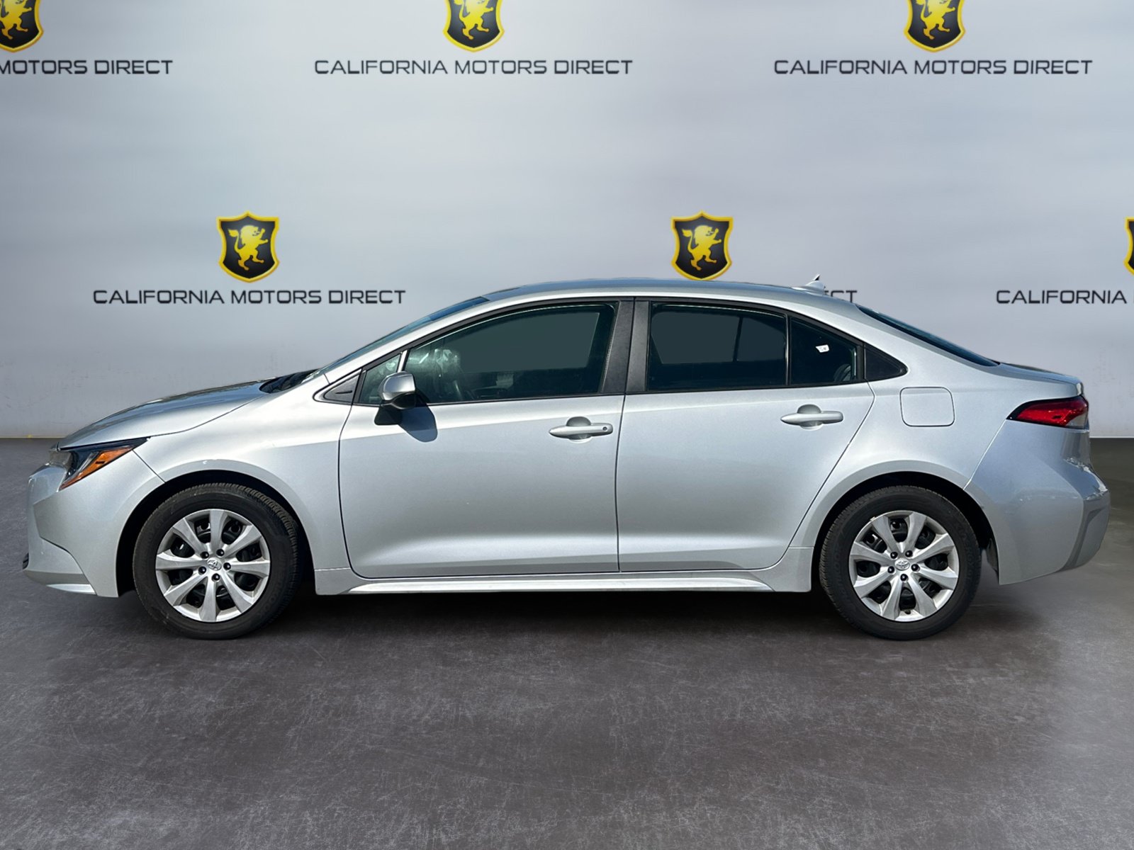 Used 2025 Toyota Corolla LE FWD image 2