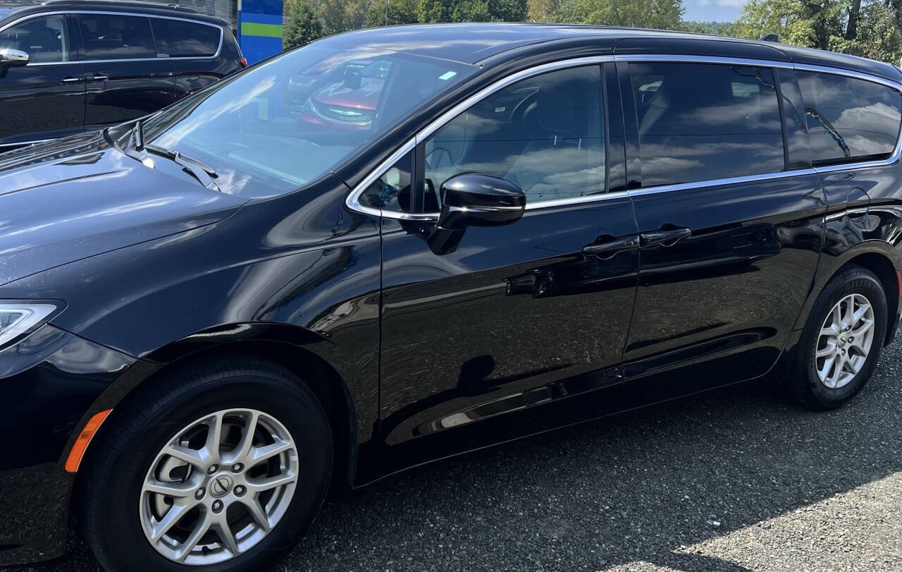 Used 2025 Chrysler Pacifica Select FWD image 12
