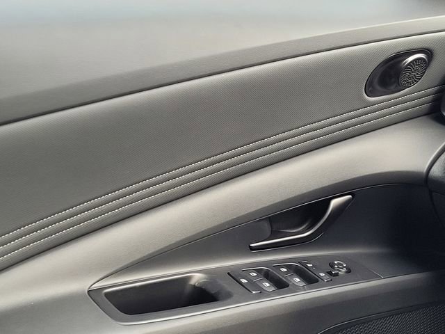 New 2025 Hyundai Elantra SEL image 31