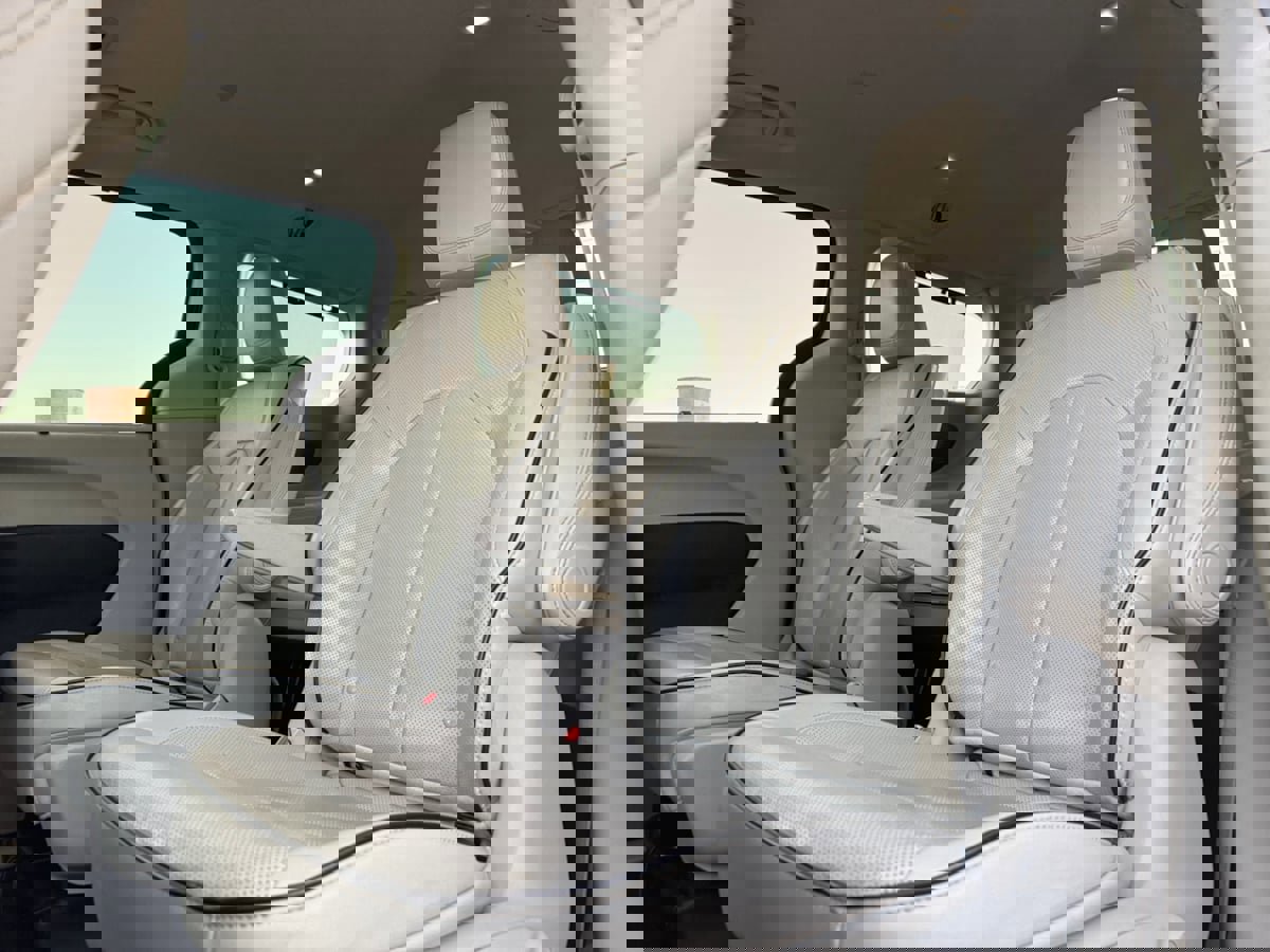 Used 2017 Chrysler Pacifica Platinum image 16