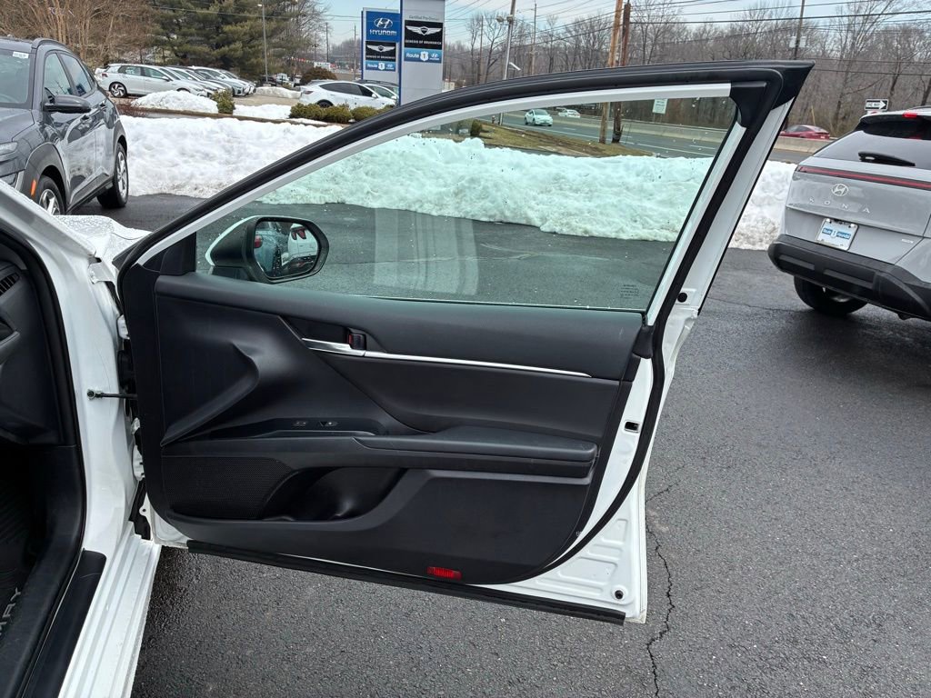 Used 2020 Toyota Camry SE w/ Sunroof Package image 45