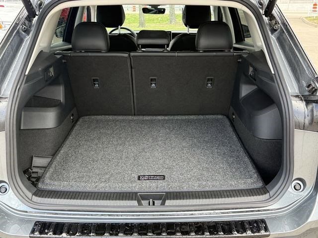 Used 2025 Volkswagen Tiguan SE image 24