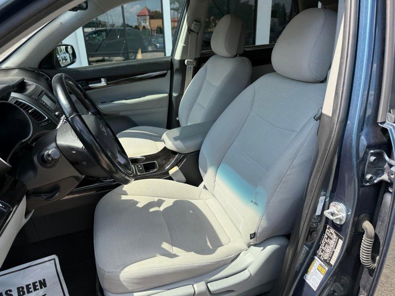 Used 2014 Kia Sorento LX image 9