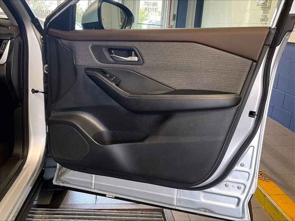 Used 2023 Nissan Rogue SV AWD/4WD image 12