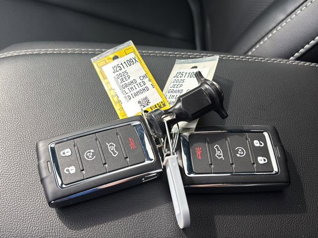 New 2025 Jeep Grand Cherokee L Limited w/ Luxury Tech Group II image 44