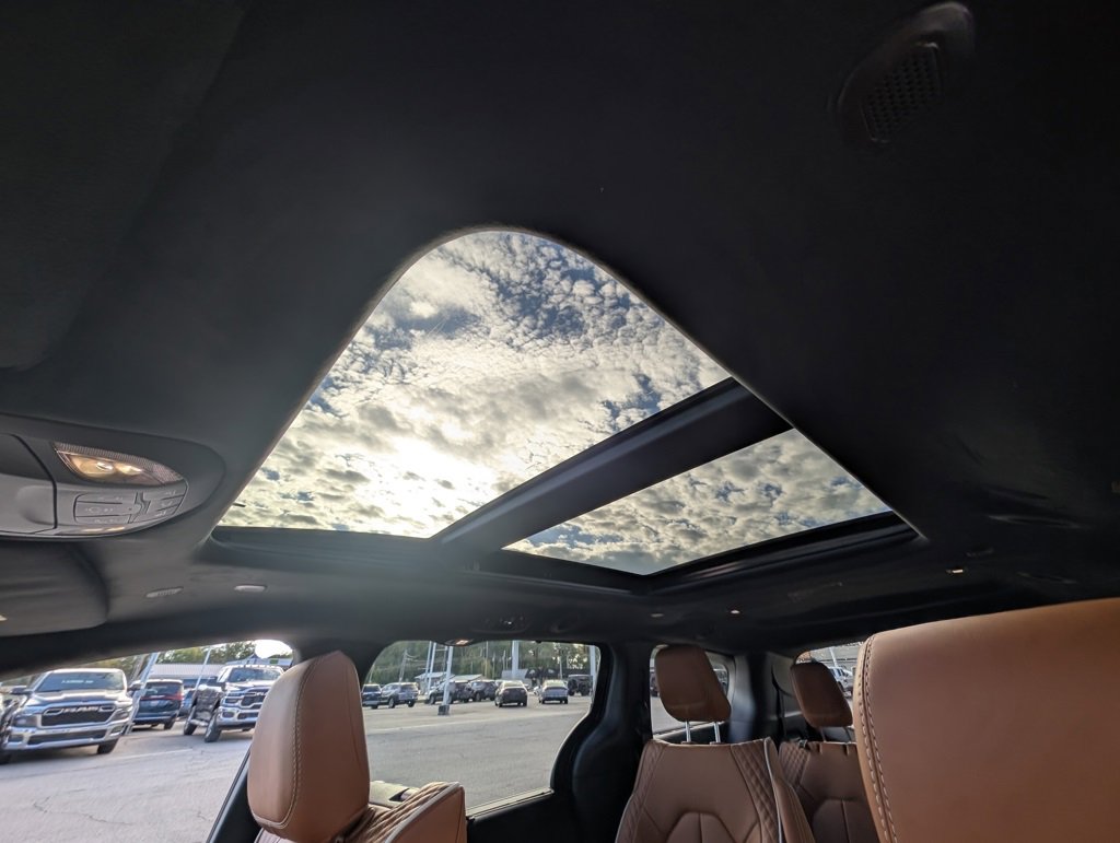 New 2026 Chrysler Pacifica Pinnacle image 3