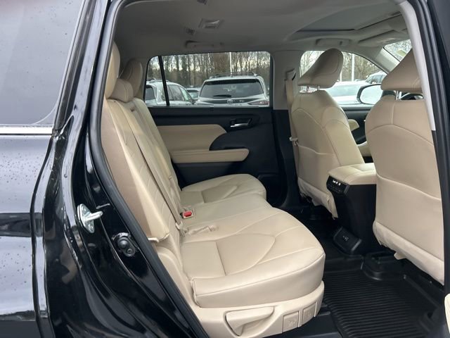 Used 2024 Toyota Highlander XLE image 16