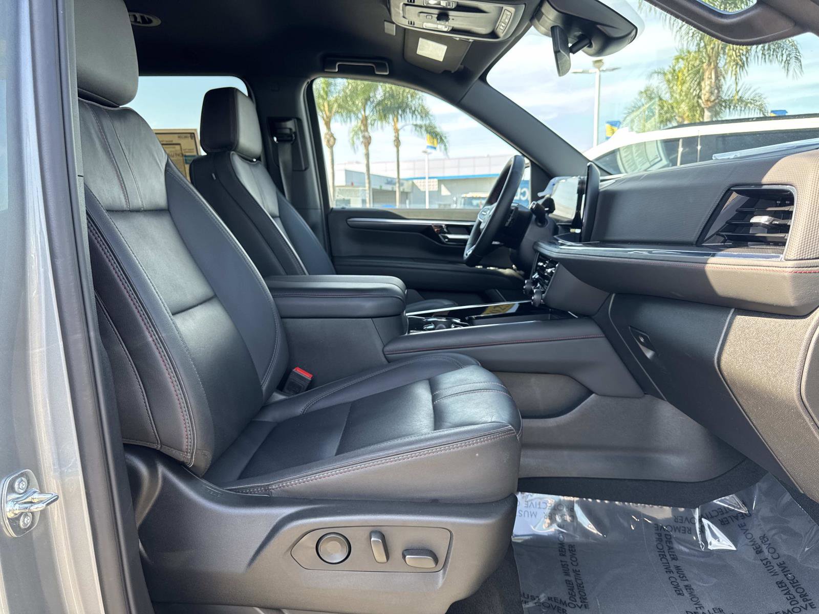 Used 2025 Chevrolet Suburban RST image 32