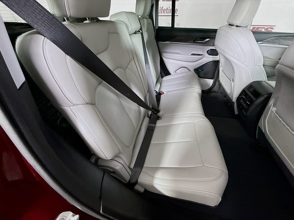 Used 2022 Jeep Grand Cherokee Overland AWD/4WD image 34