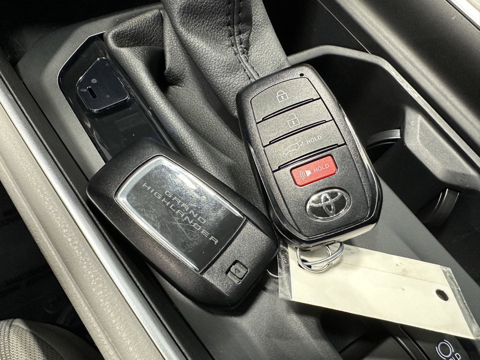 Used 2025 Toyota Grand Highlander AWD image 31