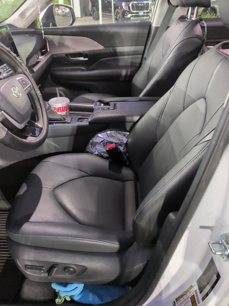 Used 2024 Toyota Grand Highlander AWD image 10