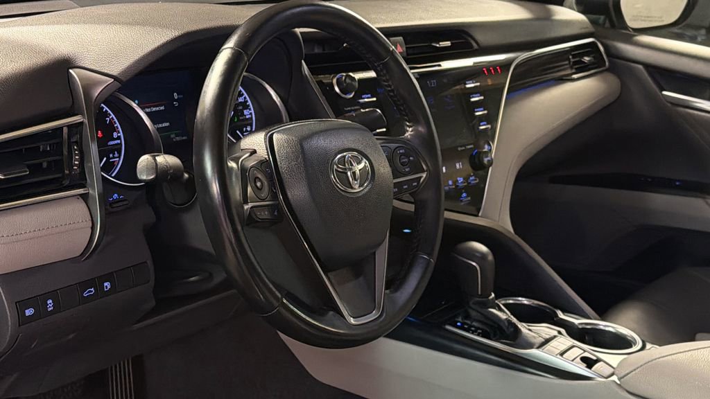 Used 2018 Toyota Camry XLE image 25