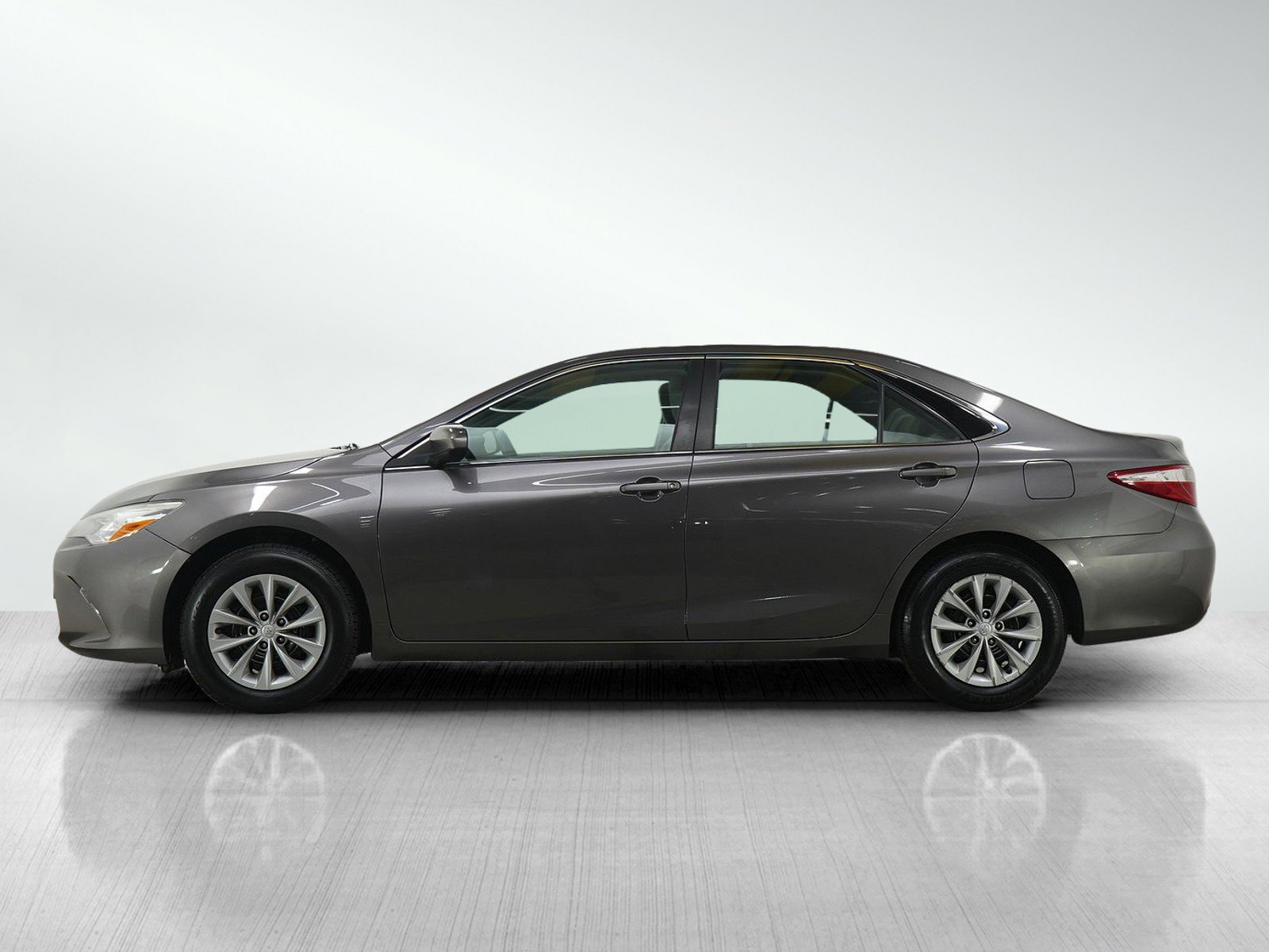 Used 2015 Toyota Camry LE image 2