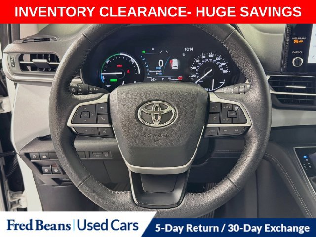 Used 2025 Toyota Sienna XLE FWD image 16