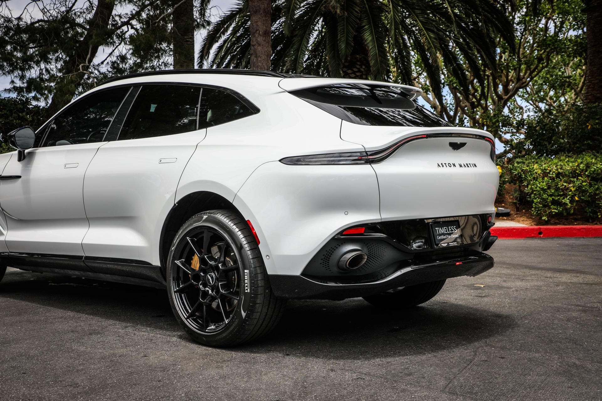 Used 2022 Aston Martin DBX AWD/4WD image 11