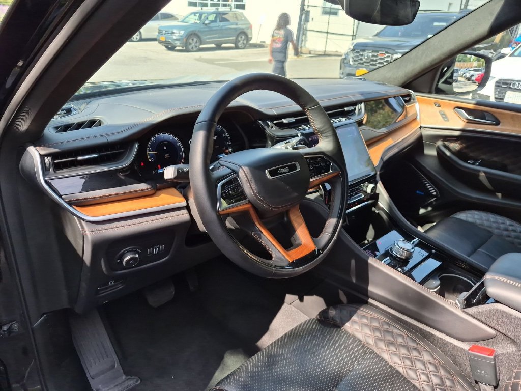 Used 2022 Jeep Grand Cherokee Summit AWD/4WD image 12