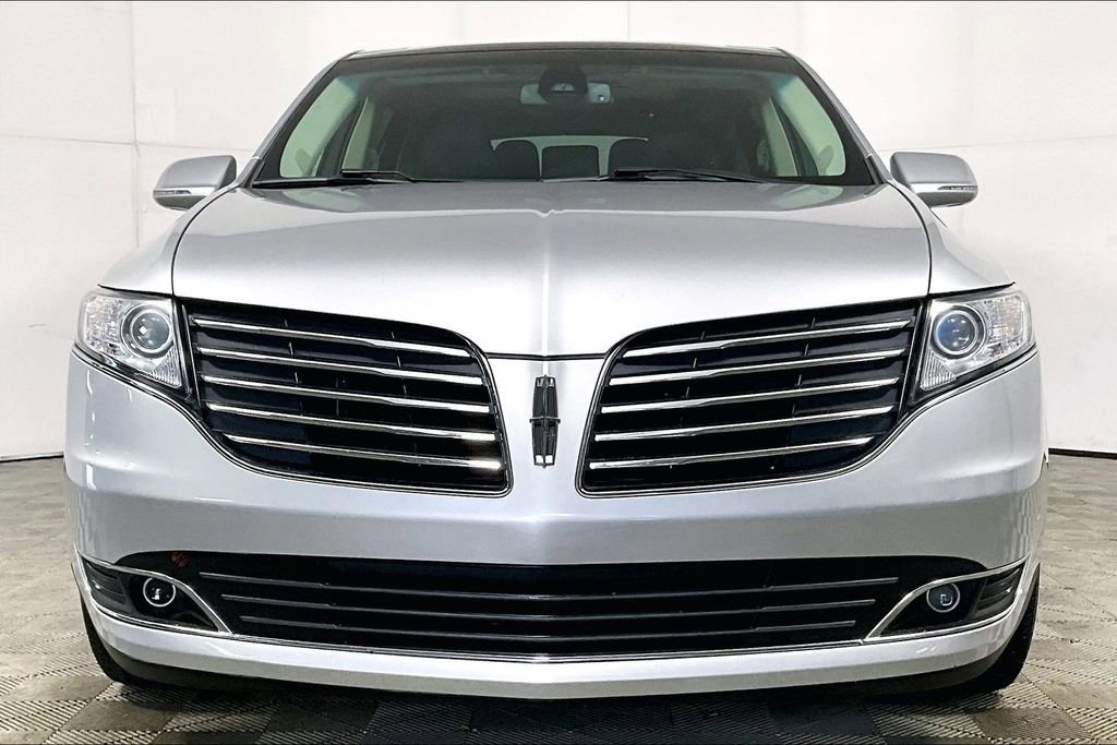 Used 2019 Lincoln MKT AWD image 3