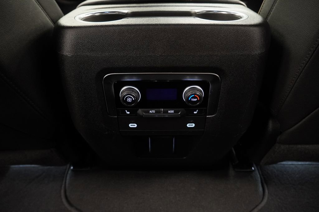 Used 2024 Chevrolet Suburban Premier image 31