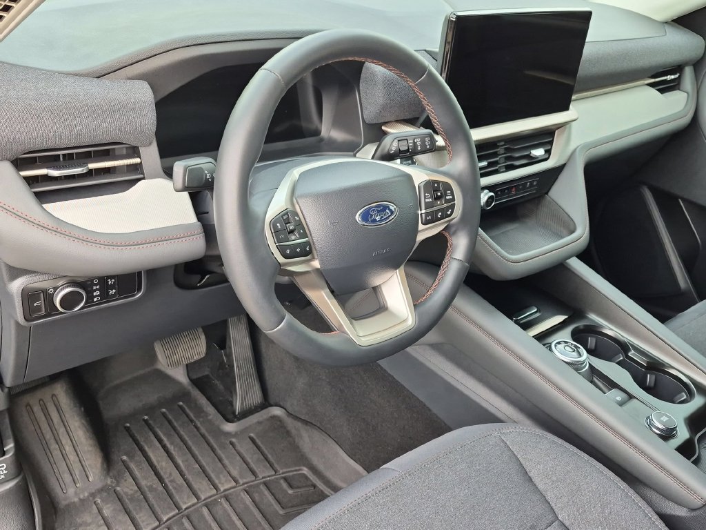 Used 2025 Ford Explorer Active AWD/4WD image 12