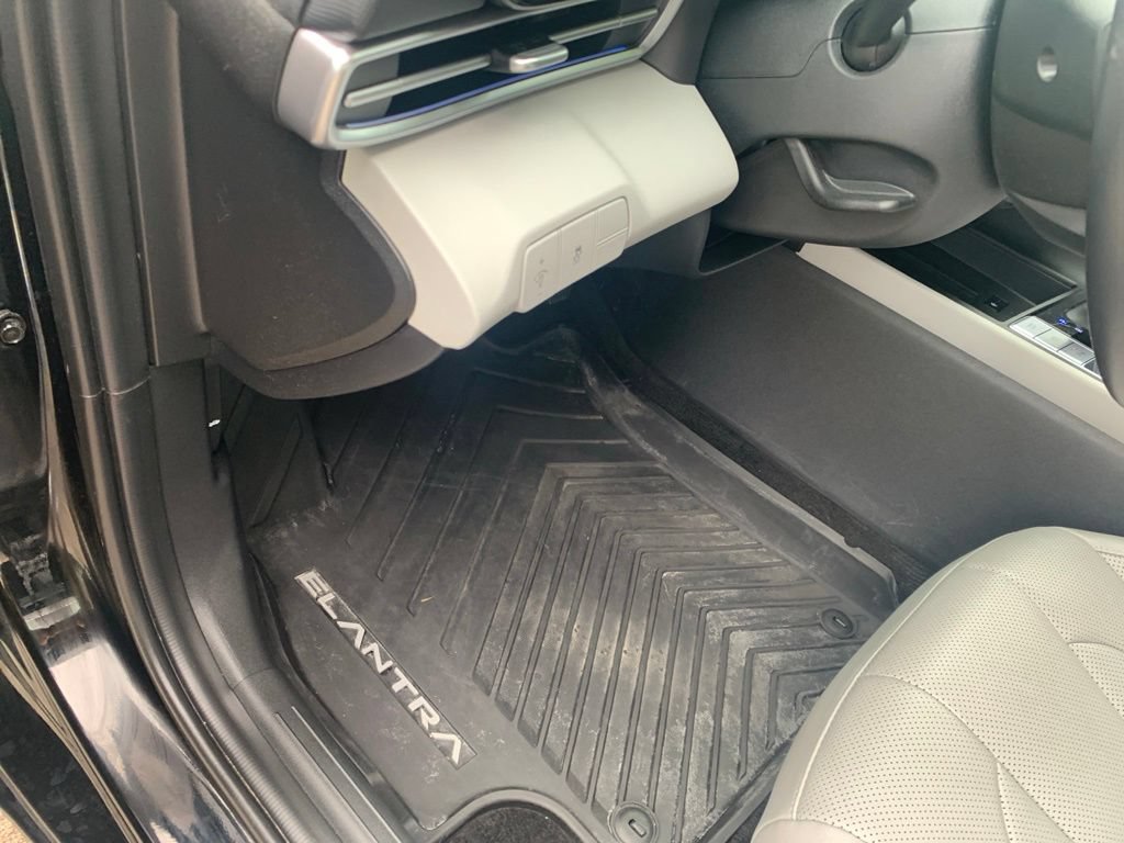 Certified 2024 Hyundai Elantra Limited FWD image 11