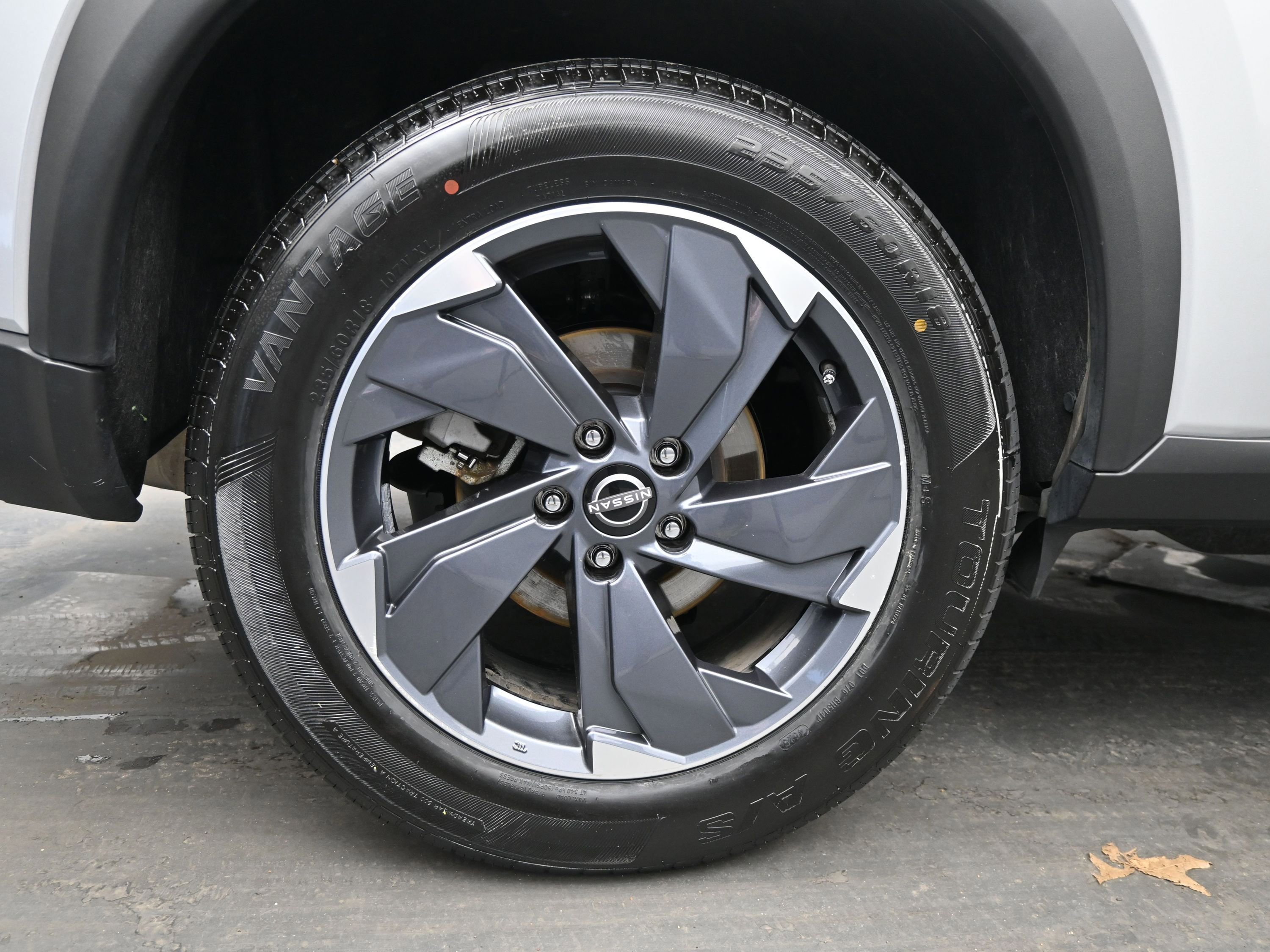 Used 2025 Nissan Rogue SV image 11