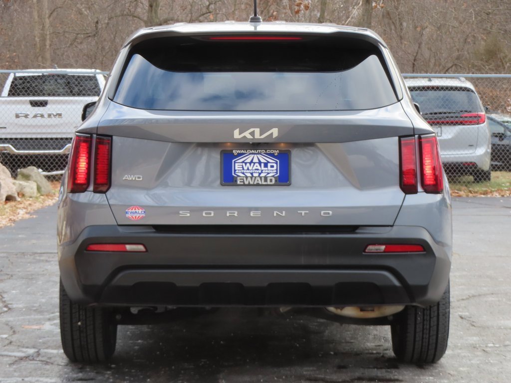Used 2022 Kia Sorento LX image 14