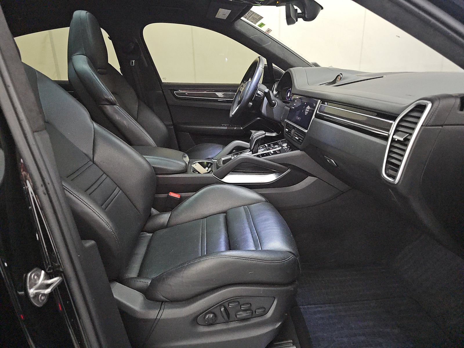 Used 2023 Porsche Cayenne Turbo AWD/4WD image 15