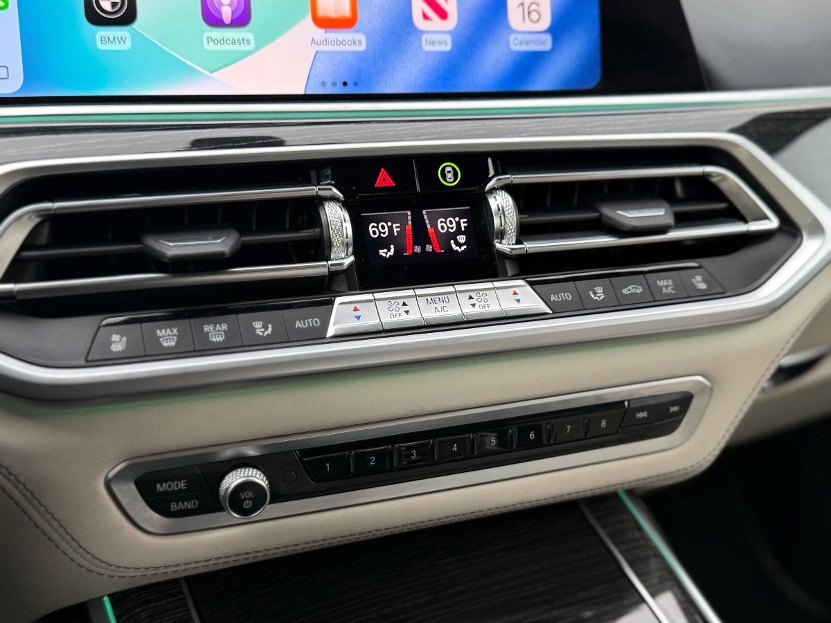 Used 2022 BMW X7 xDrive40i w/ M Sport Package AWD/4WD image 23