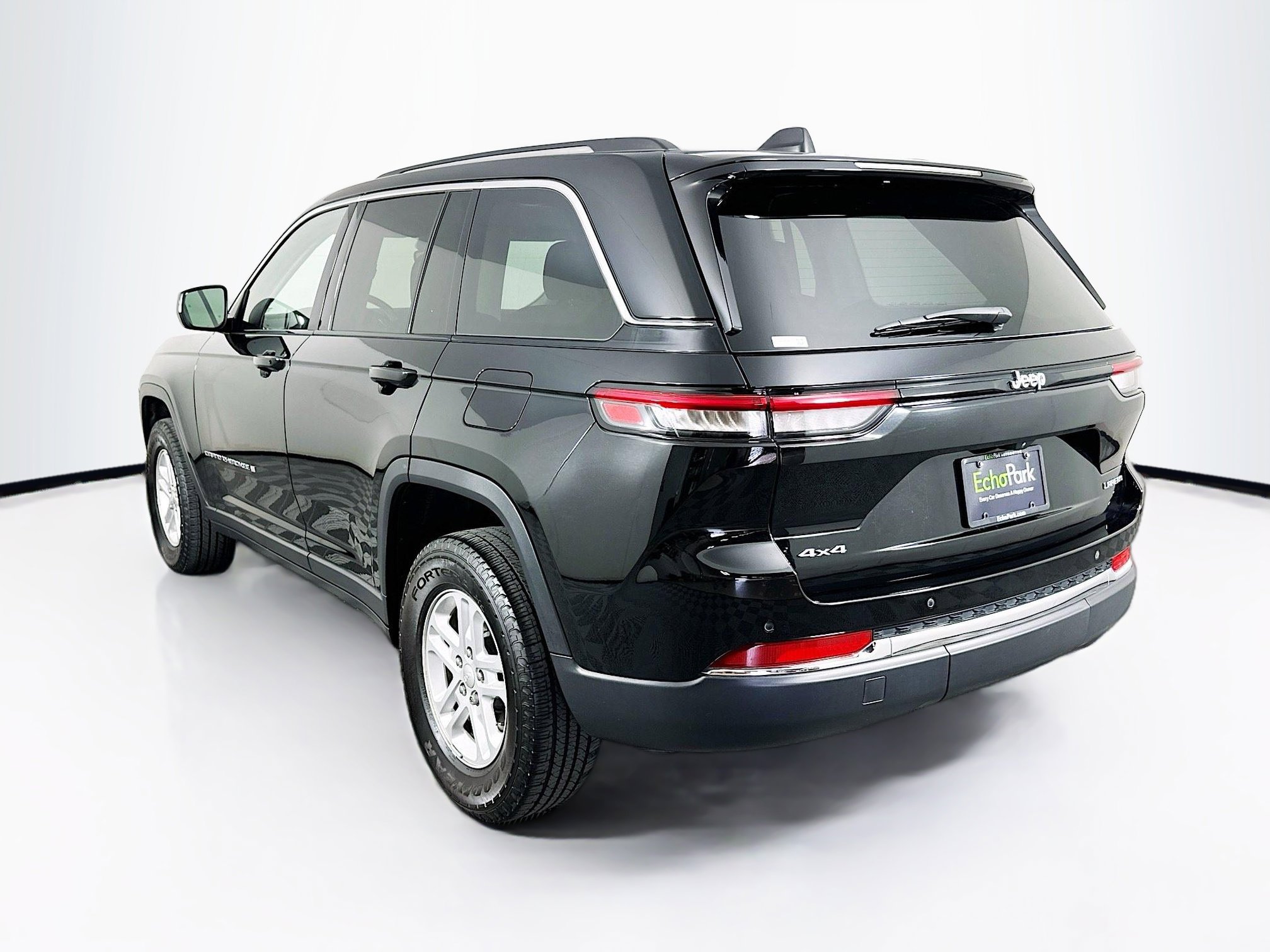 Used 2023 Jeep Grand Cherokee Laredo w/ Luxury Tech Group I AWD/4WD image 5