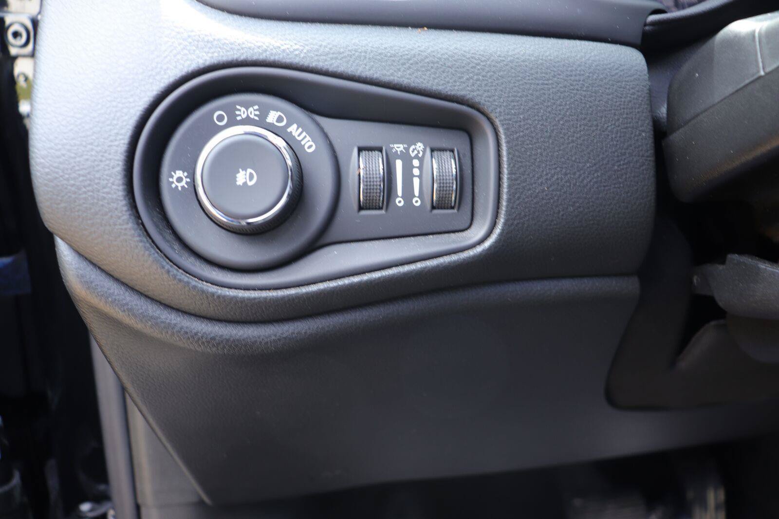 Used 2023 Jeep Renegade Limited w/ Sun/Sound Group AWD/4WD image 24