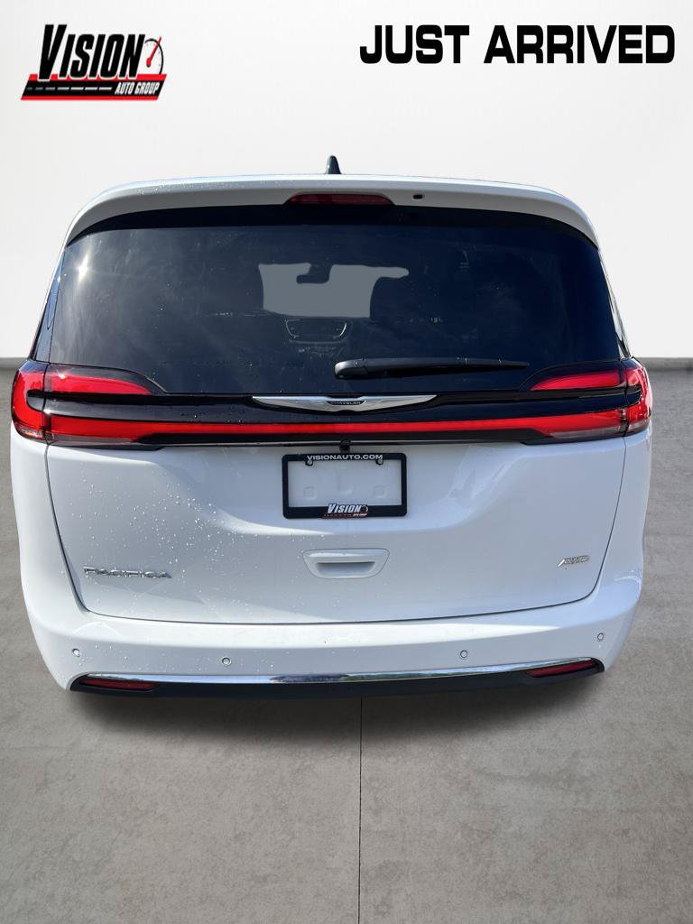 Used 2026 Chrysler Pacifica Select AWD/4WD image 5