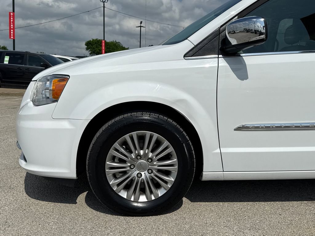 Used 2015 Chrysler Town & Country Touring-L w/ Driver Convenience Group image 5