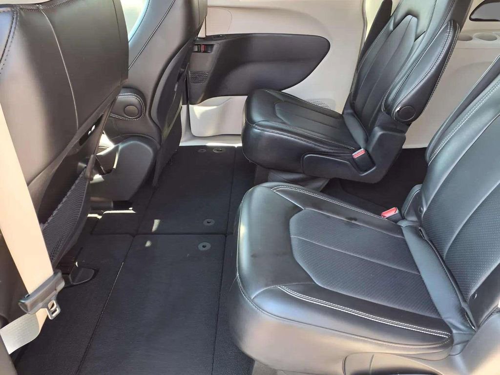 Used 2024 Chrysler Pacifica Touring-L image 10