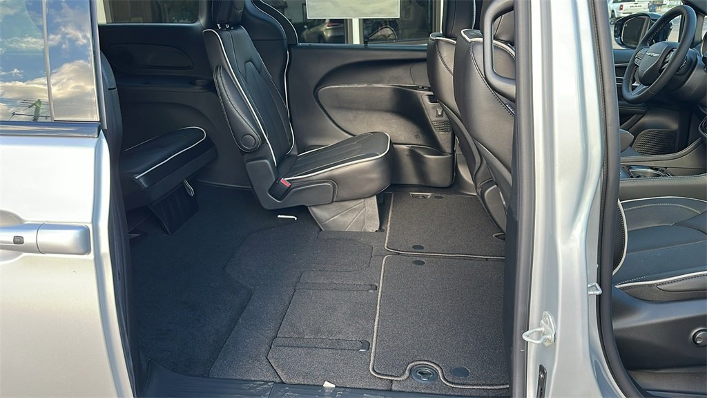 New 2026 Chrysler Pacifica Limited w/ S Appearance Package image 31